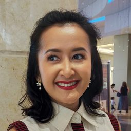 Widi Mulia 飾演 Nina