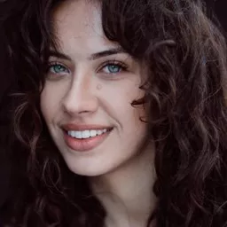 Gemma Dart 飾演 Janet