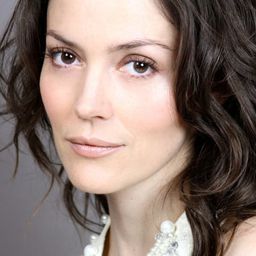 Ingrid Isensee 飾演 Isabel (aunt)