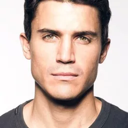Álex González 飾演 Andrés