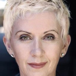 Karin Collison 飾演 Helen