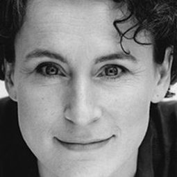 Helen Schlesinger 飾演 Sicinia