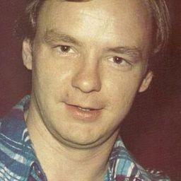 Ewerton de Castro 飾演 Padre Atanásio