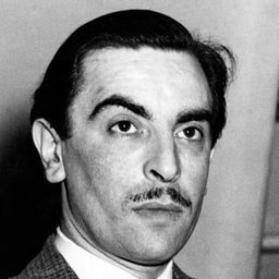 Martin Benson 飾演 Father Spiletto