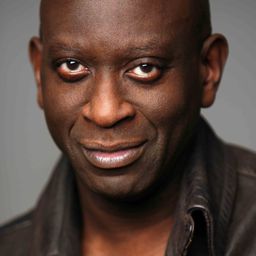 Sidney Cole 飾演 Cardinal Turkson