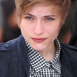 Raph 飾演 Anna (voice)