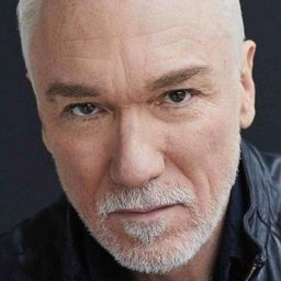 Patrick Page 飾演 Magic Mirror (voice)
