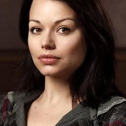 Cosma Shiva Hagen 飾演 Nicole Hart