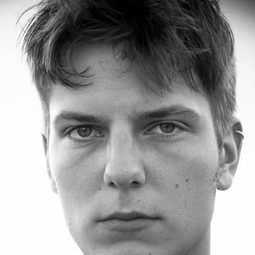 約安·齊默 飾演 Luc