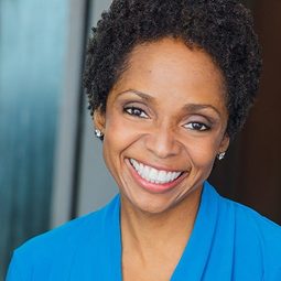 Kelly Owens 飾演 Mitzi Pratt