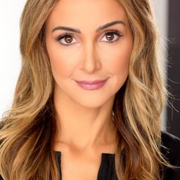 Shira Scott 飾演 Arizona Reporter 2