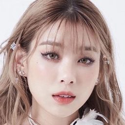 Natruja Chutiwansopon 飾演 Self