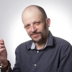 Gareth Berliner 飾演 Chestnut Seller (voice)