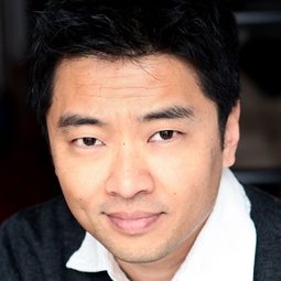 Paul Bae 飾演 Officer Yu