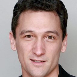 Curtis Vowell - 聖誕妖怪：坎卜斯演員 飾演DHL Man