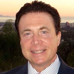 Frank Mottek 飾演 Radio Broadcaster (voice)