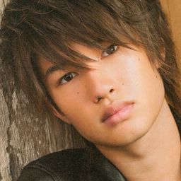 Lewis Jesse 飾演 Keigo Kusanagi