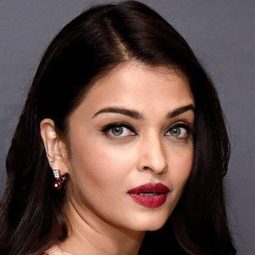 艾絲維亞·雷·巴克罕 - 帝國玫瑰演員 飾演Rajkumari Jodhaa Bai