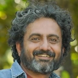 Ratheesh Balakrishnan Poduval 飾演 Firos