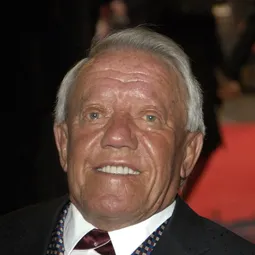 肯尼貝克 飾演 Parody Commendatore