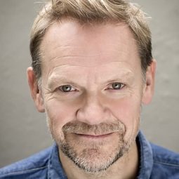 Nick Haverson 飾演 Costard