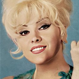 Maria Vincent 飾演 Olga, l'employée prise en otage