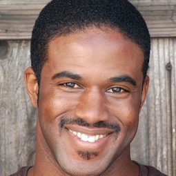 Bruce Gerard Brown 飾演 Reporter