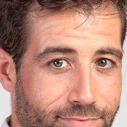 Leandro Rivera 飾演 Production Assistant