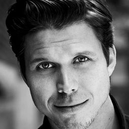 詹姆斯·A·伍茲 - 啟動原始碼演員 飾演Aviator Glasses Guy