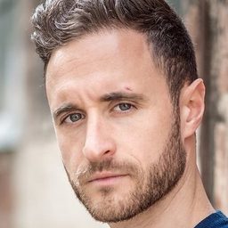 Julian Ciais 飾演 Unfriendly waiter