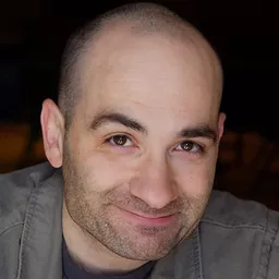 Vince Pisani 飾演 Luther