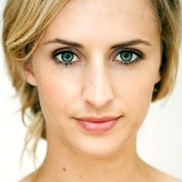 Fleur Saville 飾演 Claire