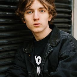 Julius Gause 飾演 Jon