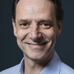 Peter Seaton-Clark - 秘境探險演員 飾演Auctioneer