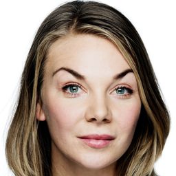 Marte Engebrigtsen 飾演 Siri