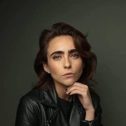 Karla Farfán 飾演 Larissa