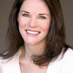 Carolyn McCormick 飾演 Reporter