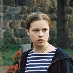 Marielle Chakker 飾演 Lilly