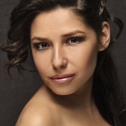 Dayana Amigo 飾演 Bartender