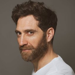 Xoel Fernández - 以眼還眼演員 飾演Santiago