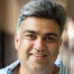 Siddharth Malhotra - 我們是一家人導演