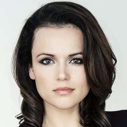 Tara Wilson - Wedding March 2: Resorting to Love演員 飾演Corinne