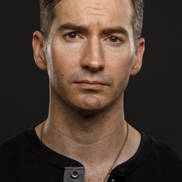 Garrett Hines 飾演 Benny