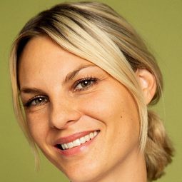 Austa Lea Jespersen 飾演 Ida