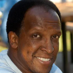 多利安·哈伍德 飾演 Dr. Lewis Franklin