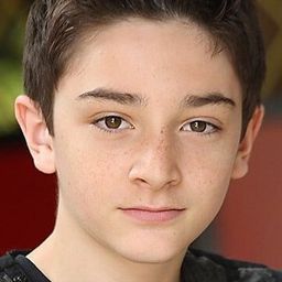 Aaron Refvem 飾演 Henry