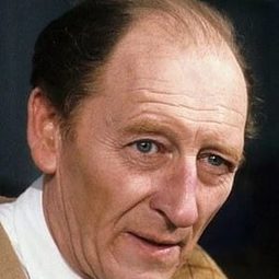 Frank Mills 飾演 Stuart's Granddad