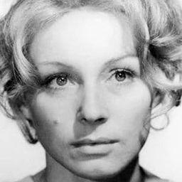 Larisa Malevannaya 飾演 Grandma Marina