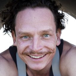 Markus Friedmann 飾演 Reenactment Performer