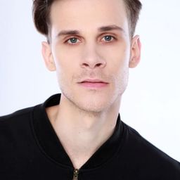 Marcel Sabat 飾演 Łysy